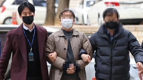동남아 국가에서 북측 인사들과 접촉해 지령을 받고 활동한 혐의를 받는 피고인이 지난 2023년 1월 영장실질심사를 받기 위해 서울 서초구 서울중앙지법에 출석하고 있다. [연합뉴스]